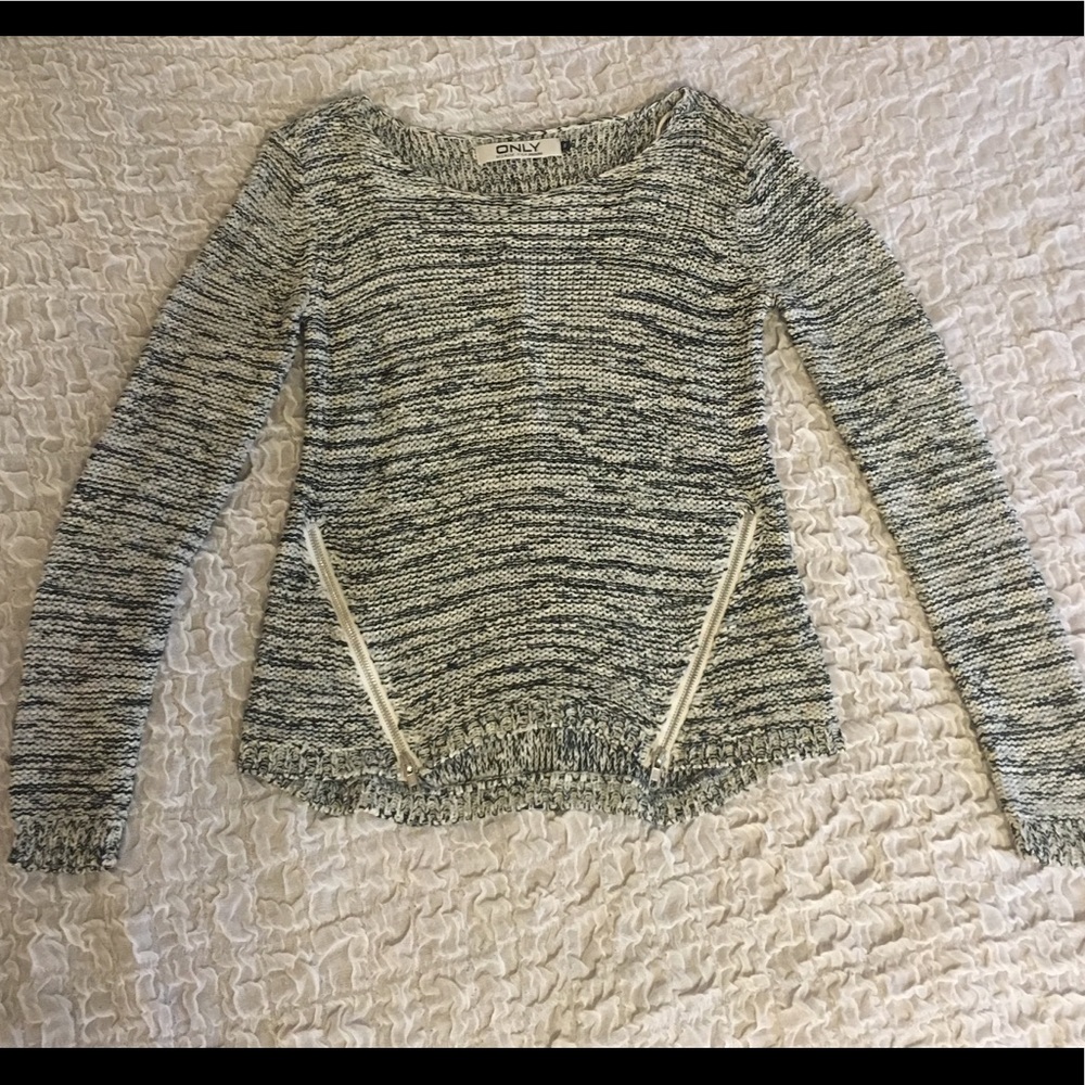 Scoop neck sweater with zipper accent